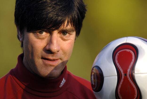 Bundestrainer Joachim Löw (Deutschland) mit Ball Fußball Herren Nationalmannschaft 2007, Training Porträt München Fußball Herren Nationalmannschaft 2007, Training Porträt München
