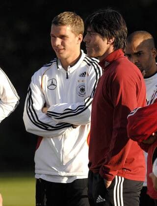 Bundestrainer Joachim Löw (re.) und Lukas Podolski (beide Deutschland) nachdenklich Fußball Herren Nationalmannschaft 2007, Training Gruppe München Nachdenklichkeit, Fußball Herren Nationalmannschaft 2007, Training Gruppe München Nachdenklichkeit,