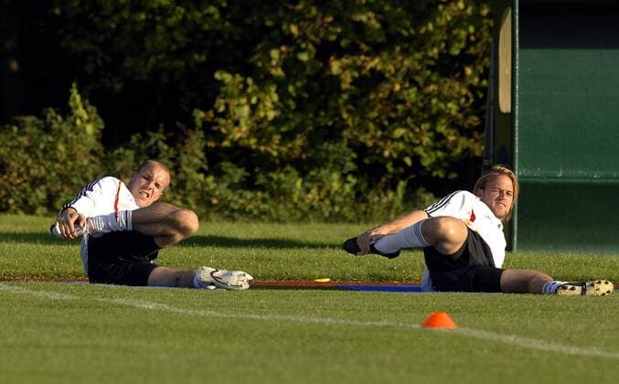 Dehnungsübung Deutschland, mit Torwart Timo Hildebrand (re.) und Torwartkollege Robert Enke Fußball Herren Nationalmannschaft 2007, Training Gruppe München Fußball Herren Nationalmannschaft 2007, Training Gruppe München