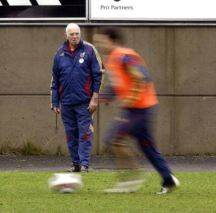 Nationaltrainer Luis Aragones (Spanien) bringt Dynamik in das Training -  - NOxONLINExUSE Fußball Herren Nationalteam 2007, Training Einzelbild Helsinki Fußball Herren Nationalteam 2007, Training Einzelbild Helsinki