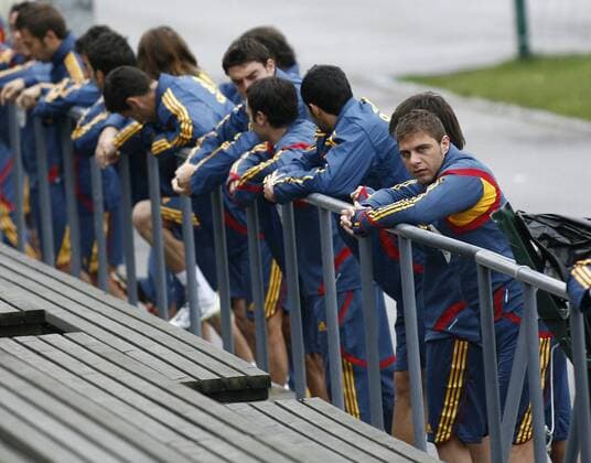 Dehnübungen Spanien an einem Geländer, u.a. Joaquin (re.) -  - NOxONLINExUSE Fußball Herren Nationalteam 2007, Training Gruppe Helsinki Fußball Herren Nationalteam 2007, Training Gruppe Helsinki