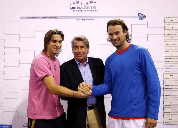 Auslosung der Masters Series 2007 in Madrid v.li.: David Ferrer, Manuel Santana und Carlos Moya (alle Spanien) vor dem Tableau -  - NOxONLINExUSE Tennis Herren Masters Series 2007, ATP Tour, Gruppe Madrid Tennis Herren Masters Series 2007, ATP Tour, Gruppe Madrid
