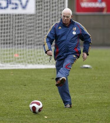 Nationaltrainer Luis Aragones (Spanien) am Ball -  - NOxONLINExUSE Fußball Herren Nationalteam 2007, Training Einzelbild Helsinki Dynamik, Fußball Herren Nationalteam 2007, Training Einzelbild Helsinki Dynamik,