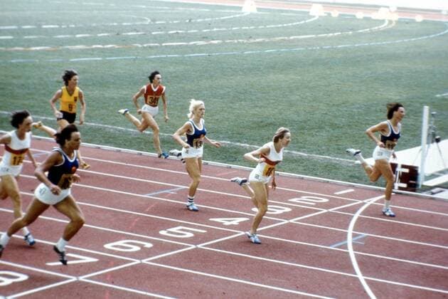 Olympischer Endlauf 1976 über 200 Meter: Bärbel Eckert (DDR, re.) siegt vor Annegret Richter (BR Deutschland, 2.v.re.) und Renate Stecher (DDR, 2.v.li.), Inge Helten (BR Deutschland, li.) und Carla Bodendorf (DDR, 3.v.re.) dahinter Leichtathletik OS Sommer Damen Olympische Spiele 1976, Sommerspiele, Nationaltrikot, 200m, 200 m, Meter, Sprint, Kurzstrecke Vdia Totale Montreal Dynamik, Spannung, Leichtathletik OS Sommer Damen Olympische Spiele 1976, Sommerspiele, Nationaltrikot, 200m, 200 m, Meter, Sprint, Kurzstrecke Vdia Totale Montreal Dynamik, Spannung,