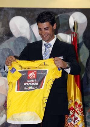 Oscar Pereiro Sio (Spanien Caisse d Epargne) erhält nachträglich das gelbe Trikot als Gesamtsieger der Tour de France 2006 - - NOxONLINExUSE Radsport Herren Tour de France 2006, Straßenradsport 2007, Straße, Rad, ProTour, Pressekonferenz, Pressetermin Einzelbild Madrid Freude, Radsport Herren Tour de France 2006, Straßenradsport 2007, Straße, Rad, ProTour, Pressekonferenz, Pressetermin Einzelbild Madrid Freude,