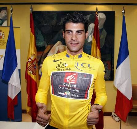 Oscar Pereiro Sio (Spanien Caisse d Epargne) erhält nachträglich das gelbe Trikot als Gesamtsieger der Tour de France 2006 - - NOxONLINExUSE Radsport Herren Tour de France 2006, Straßenradsport 2007, Straße, Rad, ProTour, Pressekonferenz, Pressetermin Einzelbild Madrid Freude, Radsport Herren Tour de France 2006, Straßenradsport 2007, Straße, Rad, ProTour, Pressekonferenz, Pressetermin Einzelbild Madrid Freude,
