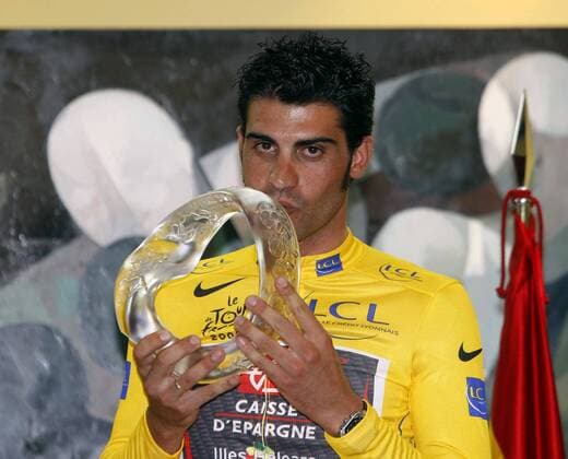 Oscar Pereiro Sio (Spanien Caisse d Epargne) küsst seine Trophäe für den Gesamtsieg der Tour de France 2006, den er nachträglich zugesprochen bekam - - NOxONLINExUSE Radsport Herren Tour de France 2006, Straßenradsport 2007, Straße, Rad, ProTour, Pressekonferenz, Pressetermin Einzelbild Madrid Freude, Radsport Herren Tour de France 2006, Straßenradsport 2007, Straße, Rad, ProTour, Pressekonferenz, Pressetermin Einzelbild Madrid Freude,