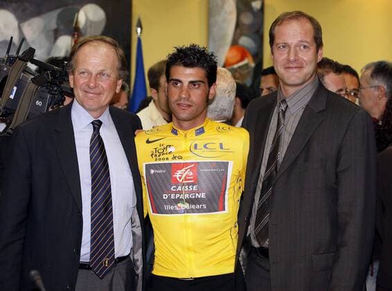 Nachträgliche Vergabe des gelben Trikots für den Gesamtsieger der Tour de France 2006 Oscar Pereiro Sio (Spanien Caisse d Epargne, Mitte); daneben ASO Präsident Patrice Clerc und... - - NOxONLINExUSE Radsport Herren Tour de France 2006, Straßenradsport 2007, Straße, Rad, ProTour, Pressekonferenz, Pressetermin Gruppe Verbandsführung, Verband, Vorstand Madrid Freude, Radsport Herren Tour de France 2006, Straßenradsport 2007, Straße, Rad, ProTour, Pressekonferenz, Pressetermin Gruppe Verbandsführung, Verband, Vorstand Madrid Freude,