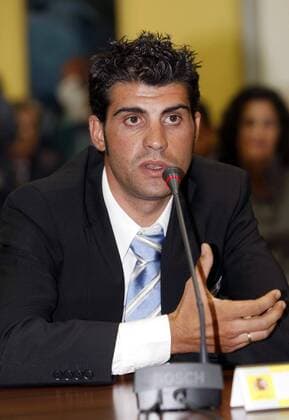 Oscar Pereiro Sio (Spanien Caisse d Epargne) - Gesamtsieger der Tour de France 2006, bezieht auf der Pressekonferenz nach der nachträglichen Vergabe des gelben Trikots Stellung - - NOxONLINExUSE Radsport Herren Tour de France 2006, Straßenradsport 2007, Straße, Rad, ProTour, Pressekonferenz, Pressetermin Einzelbild Kleidung, privat Madrid Radsport Herren Tour de France 2006, Straßenradsport 2007, Straße, Rad, ProTour, Pressekonferenz, Pressetermin Einzelbild Kleidung, privat Madrid