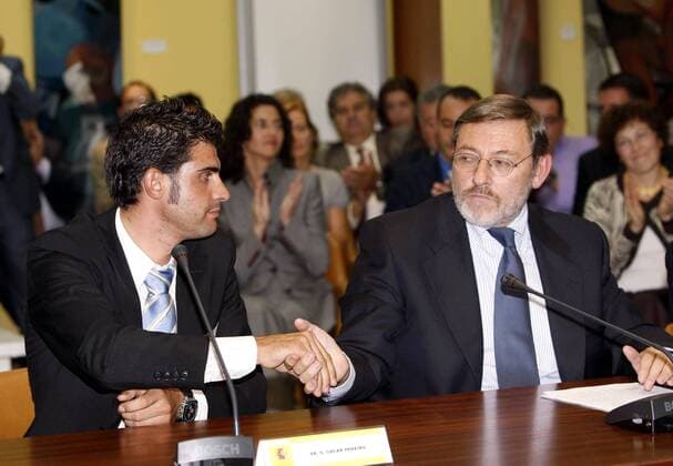 Oscar Pereiro Sio (Caisse d Epargne, li.), nachträglich zum Gesamtsieger der Tour de France 2006 erklärt, mit Sportminister Jaime Lissavetzky (beide Spanien) - Shakehands - - NOxONLINExUSE Radsport Herren Tour de France 2006, Straßenradsport 2007, Straße, Rad, ProTour, Pressekonferenz, Pressetermin Gruppe Kleidung, privat Madrid Skepsis, Radsport Herren Tour de France 2006, Straßenradsport 2007, Straße, Rad, ProTour, Pressekonferenz, Pressetermin Gruppe Kleidung, privat Madrid Skepsis,