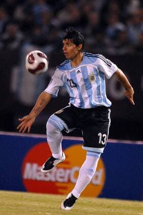 Sergio Aguero (Argentinien) am Ball -  Fußball Länderspiel Herren WM Qualifikation 2007, Nationalteam, Nationaltrikot, Argentinien Einzelbild Buenos Aires Fußball Länderspiel Herren WM Qualifikation 2007, Nationalteam, Nationaltrikot, Argentinien Einzelbild Buenos Aires