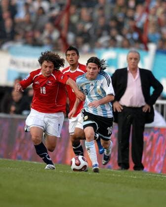 Lionel Messi (Argentinien, re.) gegen Manuel Iturra (Chile) -  Fußball Länderspiel Herren WM Qualifikation 2007, Nationalteam, Nationaltrikot, Argentinien - Chile 2:0 Gruppe Buenos Aires Dynamik, Fußball Länderspiel Herren WM Qualifikation 2007, Nationalteam, Nationaltrikot, Argentinien - Chile 2:0 Gruppe Buenos Aires Dynamik,