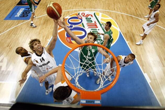 EuroBasket 2022, DBB, Historie, EM - Historie Matjaz Smodis (Slowenien, Mitte) gegen Dirk Nowitzki (Deutschland) - Basketball Länderspiel Herren EM 2007, Nationalmannschaft, Nationaltrikot, Deutschland - Slowenien 69:65 Gruppe Madrid Dynamik, Kampf, Basketball Länderspiel Herren EM 2007, Nationalmannschaft, Nationaltrikot, Deutschland - Slowenien 69:65 Gruppe Madrid Dynamik, Kampf,