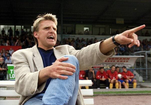 Trainer Alfons Higl (Augsburg) gibt die Richtung an Fußball Herren Regionalliga Süd 1999 2000, 3. Liga, FC Augsburg Einzelbild Reutlingen Fußball Herren Regionalliga Süd 1999 2000, 3. Liga, FC Augsburg Einzelbild Reutlingen