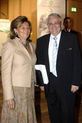 Charlotte Knobloch (Deutschland), Vizepräsidentin des Zentralrat der Juden und Vorsitzende der jüdischen Gemeinde München, verleiht mit DFB Präsident Dr. Theo Zwanziger (beide Deutschland) den Julius Hirsch Preis 2007 Fußball Herren Preisverleihung 2007, Ehrung, Auszeichnung, Gegen Rassismus, Fremdenfeindlichkeit, Antisemitismus Gruppe München Fußball Herren Preisverleihung 2007, Ehrung, Auszeichnung, Gegen Rassismus, Fremdenfeindlichkeit, Antisemitismus Gruppe München