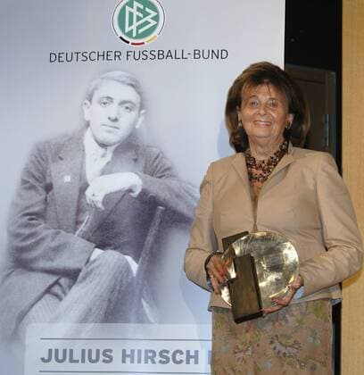 Charlotte Knobloch (Deutschland), Vizepräsidentin des Zentralrat der Juden und Vorsitzende der jüdischen Gemeinde München, anlässlich der Verleihung des Julius Hirsch Preises 2007, im Hintergrund besagter jüdischer, in Auschwitz ermordeter Nationalspieler Fußball Herren Preisverleihung 2007, Ehrung, Auszeichnung, Gegen Rassismus, Fremdenfeindlichkeit, Antisemitismus Einzelbild München Fußball Herren Preisverleihung 2007, Ehrung, Auszeichnung, Gegen Rassismus, Fremdenfeindlichkeit, Antisemitismus Einzelbild München