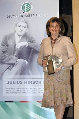 Charlotte Knobloch (Deutschland), Vizepräsidentin des Zentralrat der Juden und Vorsitzende der jüdischen Gemeinde München, anlässlich der Verleihung des Julius Hirsch Preises 2007 Fußball Herren Preisverleihung 2007, Ehrung, Auszeichnung, Gegen Rassismus, Fremdenfeindlichkeit, Antisemitismus Einzelbild München Fußball Herren Preisverleihung 2007, Ehrung, Auszeichnung, Gegen Rassismus, Fremdenfeindlichkeit, Antisemitismus Einzelbild München