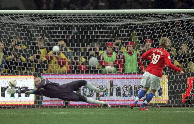 Roman Pavlyuchenko (Rußland, re.) trifft per Elfmeter gegen Torwart Paul Robinson (England) zum 1:1 - EDITORIAL USE ONLY. No use with unauthorised audio, video, data, fixture lists, club league logos or live services. Online in-match use limited to 120 images, no video emulation. No use in betting, games or single club league player publications. Fußball Länderspiel Herren EM Qualifikation 2007, Nationalteam, Nationaltrikot, Rußland - England 2:1 Gruppe Moskau Dynamik, Fußball Länderspiel Herren EM Qualifikation 2007, Nationalteam, Nationaltrikot, Rußland - England 2:1 Gruppe Moskau Dynamik,