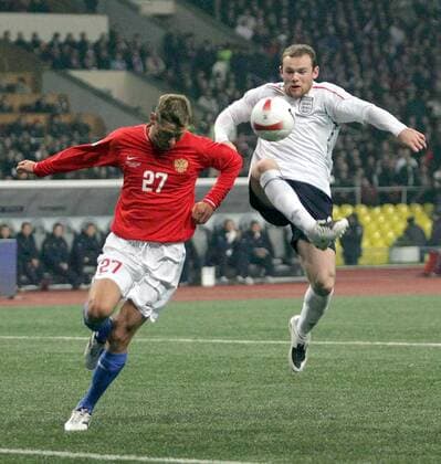 Wayne Rooney (England, re.) gegen Aleksey Berezutskiy (Rußland) - EDITORIAL USE ONLY. No use with unauthorised audio, video, data, fixture lists, club league logos or live services. Online in-match use limited to 120 images, no video emulation. No use in betting, games or single club league player publications. Fußball Länderspiel Herren EM Qualifikation 2007, Nationalteam, Nationaltrikot, Rußland - England 2:1 Gruppe Moskau Dynamik, Kampf, Fußball Länderspiel Herren EM Qualifikation 2007, Nationalteam, Nationaltrikot, Rußland - England 2:1 Gruppe Moskau Dynamik, Kampf,