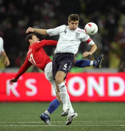 Steven Gerrard (England, re.) gegen Konstantin Zyryanov (Rußland) - EDITORIAL USE ONLY. No use with unauthorised audio, video, data, fixture lists, club league logos or live services. Online in-match use limited to 120 images, no video emulation. No use in betting, games or single club league player publications. Fußball Länderspiel Herren EM Qualifikation 2007, Nationalteam, Nationaltrikot, Rußland - England 2:1 Gruppe Moskau Dynamik, Kampf, Fußball Länderspiel Herren EM Qualifikation 2007, Nationalteam, Nationaltrikot, Rußland - England 2:1 Gruppe Moskau Dynamik, Kampf,