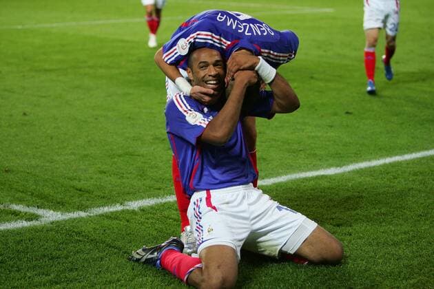 Thierry Henry (li.) jubelt auf den Knien mit Karim Benzema (beide Frankreich) - Fußball Herren EM Qualifikation 2007, Nationalmannschaft, Nationaltrikot, Vdig Gruppe Nantes Freude, Begeisterung, Fußball Herren EM Qualifikation 2007, Nationalmannschaft, Nationaltrikot, Vdig Gruppe Nantes Freude, Begeisterung,