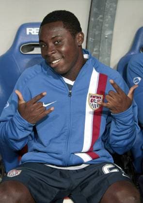 Freddy Adu (USA) gut gelaunt auf der Bank Fußball Länderspiel Herren Länderspiel 2007, Freundschaftsspiel, Test, Testspiel, Vdig Einzelbild Nationalteam Basel Fußball Länderspiel Herren Länderspiel 2007, Freundschaftsspiel, Test, Testspiel, Vdig Einzelbild Nationalteam Basel