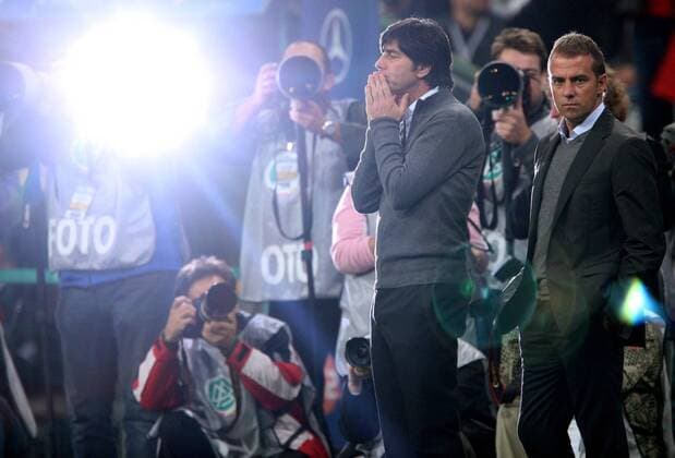 Bundestrainer Joachim Löw (li.) und Co Trainer Hans Dieter Flick (beide Deutschland) im Fokus Fußball Länderspiel Herren EM Qualifikation 2007, Nationalteam, Gruppe München Nachdenklichkeit, Enttäuschung Fußball Länderspiel Herren EM Qualifikation 2007, Nationalteam, Gruppe München Nachdenklichkeit, Enttäuschung