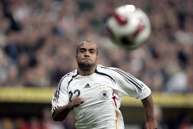 David Odonkor (Deutschland) fixiert den Ball Fußball Länderspiel Herren EM Qualifikation 2007, Nationalteam, Nationaltrikot Einzelbild München Dynamik, Fußball Länderspiel Herren EM Qualifikation 2007, Nationalteam, Nationaltrikot Einzelbild München Dynamik,