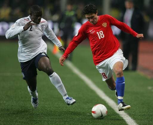 Yuri Zhirkov (Rußland, re.) gegen Micah Richards (England) -  Fußball Länderspiel Herren EM Qualifikation 2007, Nationalteam, Nationaltrikot, Rußland - England 2:1 Gruppe Moskau Dynamik, Fußball Länderspiel Herren EM Qualifikation 2007, Nationalteam, Nationaltrikot, Rußland - England 2:1 Gruppe Moskau Dynamik,