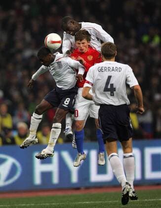 Andrey Arshavin (Russland, Mitte) gegen Shaun Wright Phillips (li.) und Micah Richards (beide England) -  Fußball Länderspiel Herren EM Qualifikation 2007, Nationalteam, Nationaltrikot, Russland - England 2:1 Gruppe Moskau Dynamik, Höhe, Kampf, Fußball Länderspiel Herren EM Qualifikation 2007, Nationalteam, Nationaltrikot, Russland - England 2:1 Gruppe Moskau Dynamik, Höhe, Kampf,