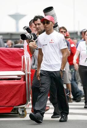 Lewis Hamilton (England McLaren Mercedes) unterwegs im Fahrerlager Motorsport Grand Prix Herren Großer Preis von Brasilien 2007, Formel 1 Weltmeisterschaft, F1, F, GP, WM Einzelbild Interlagos Sao Paulo Motorsport Grand Prix Herren Großer Preis von Brasilien 2007, Formel 1 Weltmeisterschaft, F1, F, GP, WM Einzelbild Interlagos Sao Paulo