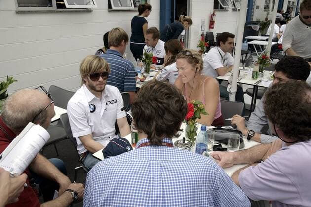 Nick Heidfeld (Deutschland BMW Sauber, 2.v.li.) im Interview Motorsport Grand Prix Herren Großer Preis von Brasilien 2007, Formel 1 Weltmeisterschaft, F1, F, GP, WM Gruppe Interlagos Sao Paulo Motorsport Grand Prix Herren Großer Preis von Brasilien 2007, Formel 1 Weltmeisterschaft, F1, F, GP, WM Gruppe Interlagos Sao Paulo