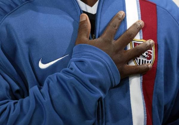 Freddy Adu (USA) legt während der Nationalhymne die Hand auf die Brust Fußball Länderspiel Herren Freundschaftsspiel 2007, Test, Testspiel, Nationalmannschaft, USA Einzelbild Basel Fußball Länderspiel Herren Freundschaftsspiel 2007, Test, Testspiel, Nationalmannschaft, USA Einzelbild Basel