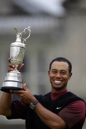 Eldrick Tiger Woods (USA) - Sieger der British Open 2005 - präsentiert die Claret Jug -  (2005071817564413) Golf Herren The British Open Championship 2005, European PGA Tour, TPC of Europe Einzelbild St. Andrews Freude, Golf Herren The British Open Championship 2005, European PGA Tour, TPC of Europe Einzelbild St. Andrews Freude,