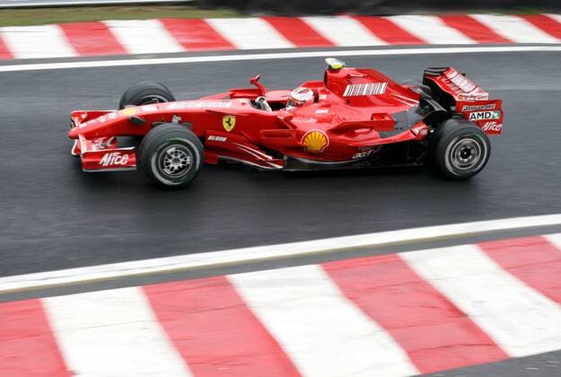 Kimi Räikkönen (Finnland Ferrari) in seinem Boliden Motorsport Grand Prix Herren Großer Preis von Brasilien 2007, Formel 1 Weltmeisterschaft, F1, F, GP, WM, Freies Training Einzelbild Interlagos Sao Paulo Motorsport Grand Prix Herren Großer Preis von Brasilien 2007, Formel 1 Weltmeisterschaft, F1, F, GP, WM, Freies Training Einzelbild Interlagos Sao Paulo