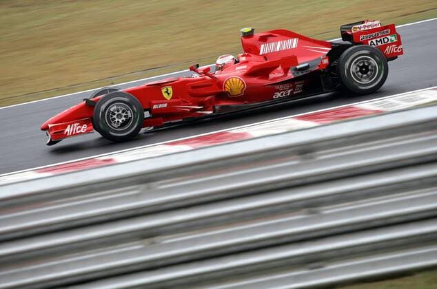Über der Leitplanke: Kimi Räikkönen (Finnland Ferrari) in seinem Boliden Motorsport Grand Prix Herren Großer Preis von Brasilien 2007, Formel 1 Weltmeisterschaft, F1, F, GP, WM, Freies Training Einzelbild Interlagos Sao Paulo Motorsport Grand Prix Herren Großer Preis von Brasilien 2007, Formel 1 Weltmeisterschaft, F1, F, GP, WM, Freies Training Einzelbild Interlagos Sao Paulo