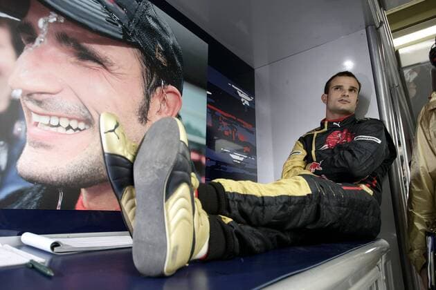 Vitantonio Liuzzi (Italien Toro Rosso) sitzt neben seinem Konterfei in der Box und beobachtet das Geschehen Motorsport Grand Prix Herren Großer Preis von Brasilien 2007, Formel 1 Weltmeisterschaft, F1, F, GP, WM, Freies Training Einzelbild Interlagos Sao Paulo Motorsport Grand Prix Herren Großer Preis von Brasilien 2007, Formel 1 Weltmeisterschaft, F1, F, GP, WM, Freies Training Einzelbild Interlagos Sao Paulo