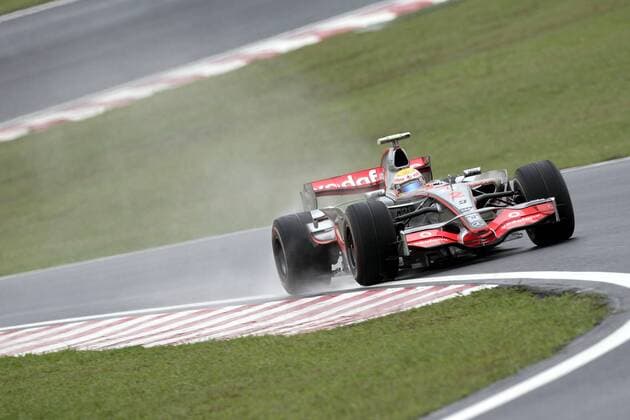 Lewis Hamilton (England McLaren Mercedes) in seinem Boliden Motorsport Grand Prix Herren Großer Preis von Brasilien 2007, Formel 1 Weltmeisterschaft, F1, F, GP, WM, Freies Training Einzelbild Interlagos Sao Paulo Motorsport Grand Prix Herren Großer Preis von Brasilien 2007, Formel 1 Weltmeisterschaft, F1, F, GP, WM, Freies Training Einzelbild Interlagos Sao Paulo