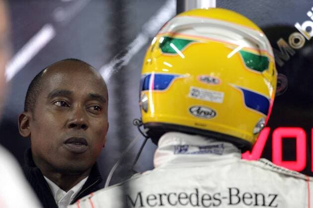 Vater und Manager Anthony Hamilton (li.) im Gespräch mit Lewis Hamilton (beide England McLaren Mercedes) -  Motorsport Grand Prix Herren Großer Preis von Brasilien 2007, Formel 1 Weltmeisterschaft, F1, F, GP, WM, Freies Training Gruppe Interlagos Sao Paulo Motorsport Grand Prix Herren Großer Preis von Brasilien 2007, Formel 1 Weltmeisterschaft, F1, F, GP, WM, Freies Training Gruppe Interlagos Sao Paulo