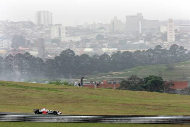 Fernando Alonso (Spanien McLaren Mercedes) in seinem Boliden vor dem Stadtbild Sao Paulos -  Motorsport Grand Prix Herren Großer Preis von Brasilien 2007, Formel 1 Weltmeisterschaft, F1, F, GP, WM, Freies Training Totale Interlagos Sao Paulo Motorsport Grand Prix Herren Großer Preis von Brasilien 2007, Formel 1 Weltmeisterschaft, F1, F, GP, WM, Freies Training Totale Interlagos Sao Paulo