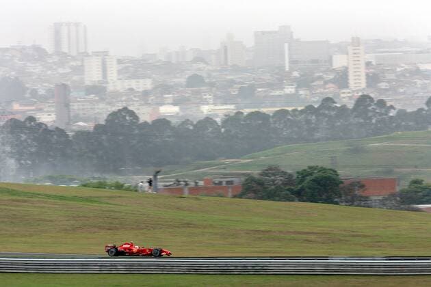 Kimi Räikkönen (Finnland Ferrari) in seinem Boliden vor dem Stadtbild Sao Paulos -  Motorsport Grand Prix Herren Großer Preis von Brasilien 2007, Formel 1 Weltmeisterschaft, F1, F, GP, WM, Freies Training Totale Interlagos Sao Paulo Motorsport Grand Prix Herren Großer Preis von Brasilien 2007, Formel 1 Weltmeisterschaft, F1, F, GP, WM, Freies Training Totale Interlagos Sao Paulo