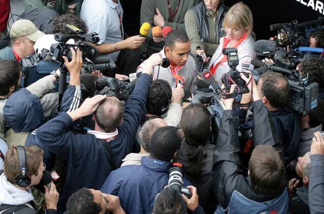 Lewis Hamilton (England McLaren Mercedes) wird von Fotografen und Sportjournalisten umlagert Motorsport Grand Prix Herren Großer Preis von Brasilien 2007, Formel 1 Weltmeisterschaft, F1, F, GP, WM Totale Interlagos Sao Paulo Motorsport Grand Prix Herren Großer Preis von Brasilien 2007, Formel 1 Weltmeisterschaft, F1, F, GP, WM Totale Interlagos Sao Paulo
