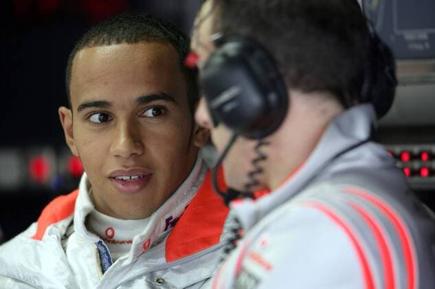 Lewis Hamilton (England McLaren Mercedes) im Gespräch mit einem Techniker Motorsport Grand Prix Herren Großer Preis von Brasilien 2007, Formel 1 Weltmeisterschaft, F1, F, GP, WM Gruppe Interlagos Sao Paulo Motorsport Grand Prix Herren Großer Preis von Brasilien 2007, Formel 1 Weltmeisterschaft, F1, F, GP, WM Gruppe Interlagos Sao Paulo