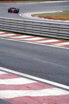 Vitantonio Liuzzi (Italien Toro Rosso) verlässt in seinem Boliden das Senna S Motorsport Grand Prix Herren Großer Preis von Brasilien 2007, Formel 1 Weltmeisterschaft, F1, F, GP, WM, Freies Training Totale Interlagos Sao Paulo Motorsport Grand Prix Herren Großer Preis von Brasilien 2007, Formel 1 Weltmeisterschaft, F1, F, GP, WM, Freies Training Totale Interlagos Sao Paulo