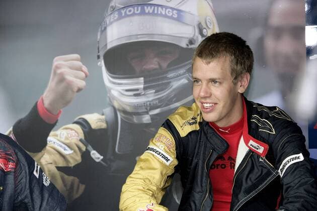 Sebastian Vettel (Deutschland Toro Rosso) gut gelaunt vor seinem Konterfei Motorsport Grand Prix Herren Großer Preis von Brasilien 2007, Formel 1 Weltmeisterschaft, F1, F, GP, WM, Freies Training Einzelbild Interlagos Sao Paulo Freude, Motorsport Grand Prix Herren Großer Preis von Brasilien 2007, Formel 1 Weltmeisterschaft, F1, F, GP, WM, Freies Training Einzelbild Interlagos Sao Paulo Freude,