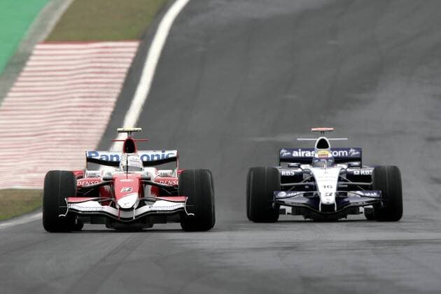 Jarno Trulli (Italien Toyota, li.) gegen Nico Rosberg (Deutschland Williams) Motorsport Grand Prix Herren Großer Preis von Brasilien 2007, Formel 1 Weltmeisterschaft, F1, F, GP, WM, Freies Training Gruppe Interlagos Sao Paulo Kampf, Motorsport Grand Prix Herren Großer Preis von Brasilien 2007, Formel 1 Weltmeisterschaft, F1, F, GP, WM, Freies Training Gruppe Interlagos Sao Paulo Kampf,