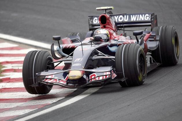 Sebastian Vettel (Deutschland Toro Rosso) hebt in seinem Boliden über den Randstein ab Motorsport Grand Prix Herren Großer Preis von Brasilien 2007, Formel 1 Weltmeisterschaft, F1, F, GP, WM, Freies Training Einzelbild Interlagos Sao Paulo Dynamik, Motorsport Grand Prix Herren Großer Preis von Brasilien 2007, Formel 1 Weltmeisterschaft, F1, F, GP, WM, Freies Training Einzelbild Interlagos Sao Paulo Dynamik,