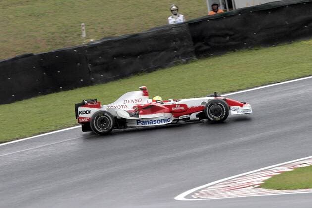 Ralf Schumacher (Deutschland Toyota) in seinem Boliden auf Abwegen Motorsport Grand Prix Herren Großer Preis von Brasilien 2007, Formel 1 Weltmeisterschaft, F1, F, GP, WM, Freies Training Totale Interlagos Sao Paulo Motorsport Grand Prix Herren Großer Preis von Brasilien 2007, Formel 1 Weltmeisterschaft, F1, F, GP, WM, Freies Training Totale Interlagos Sao Paulo