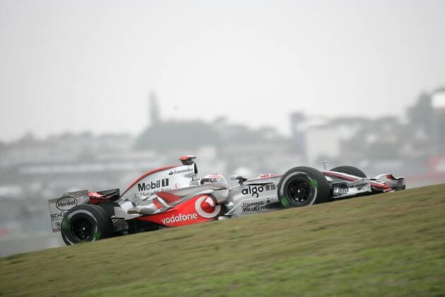 Fernando Alonso (Spanien McLaren Mercedes) in seinem Boliden Motorsport Grand Prix Herren Großer Preis von Brasilien 2007, Formel 1 Weltmeisterschaft, F1, F, GP, WM, Freies Training Einzelbild Interlagos Sao Paulo Motorsport Grand Prix Herren Großer Preis von Brasilien 2007, Formel 1 Weltmeisterschaft, F1, F, GP, WM, Freies Training Einzelbild Interlagos Sao Paulo