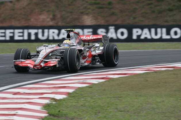 Lewis Hamilton (England McLaren Mercedes) in seinem Boliden Motorsport Grand Prix Herren Großer Preis von Brasilien 2007, Formel 1 Weltmeisterschaft, F1, F, GP, WM, Freies Training Einzelbild Interlagos Sao Paulo Motorsport Grand Prix Herren Großer Preis von Brasilien 2007, Formel 1 Weltmeisterschaft, F1, F, GP, WM, Freies Training Einzelbild Interlagos Sao Paulo